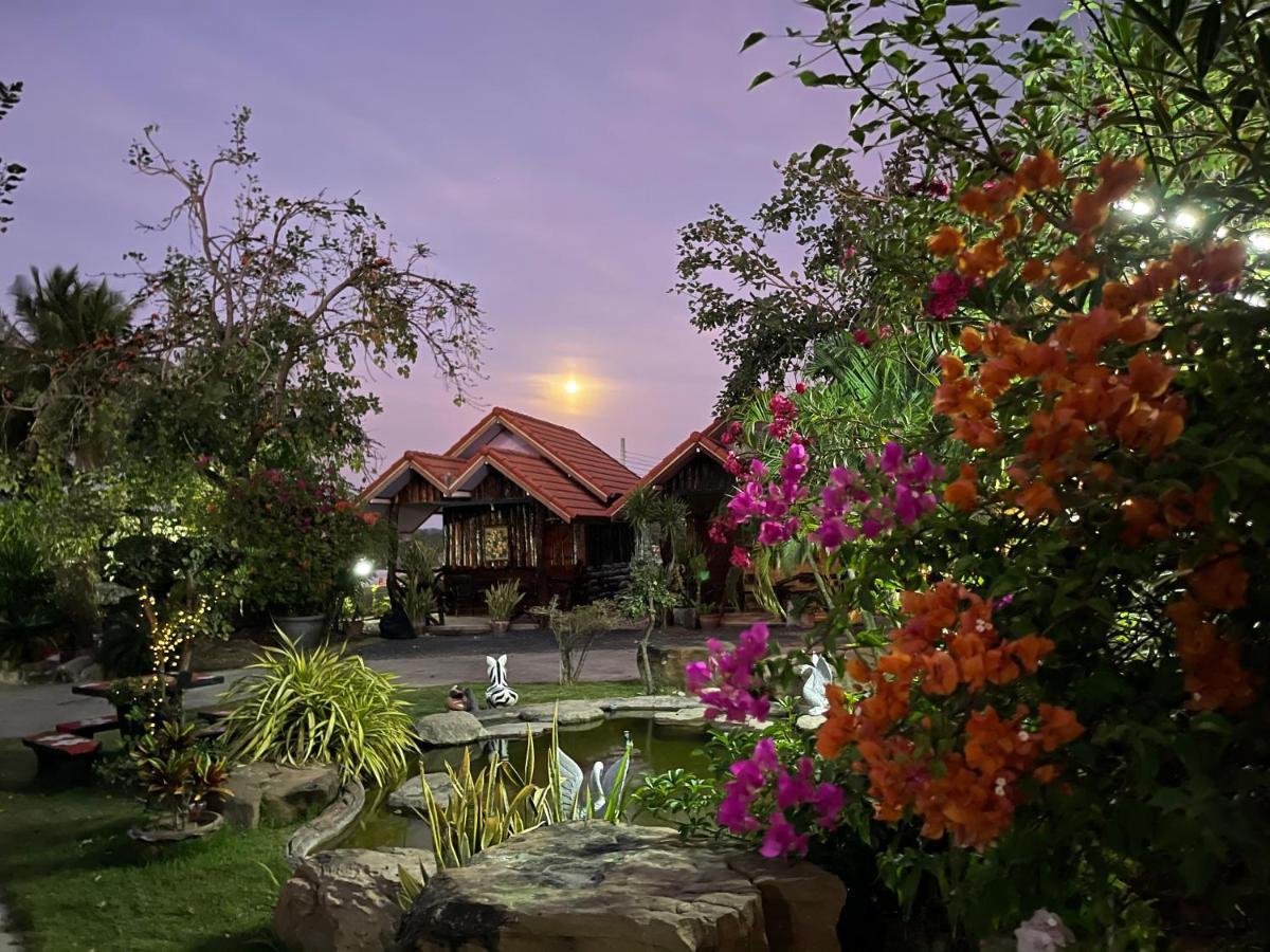 Busby Resort Ban Ta Phraya Exterior photo