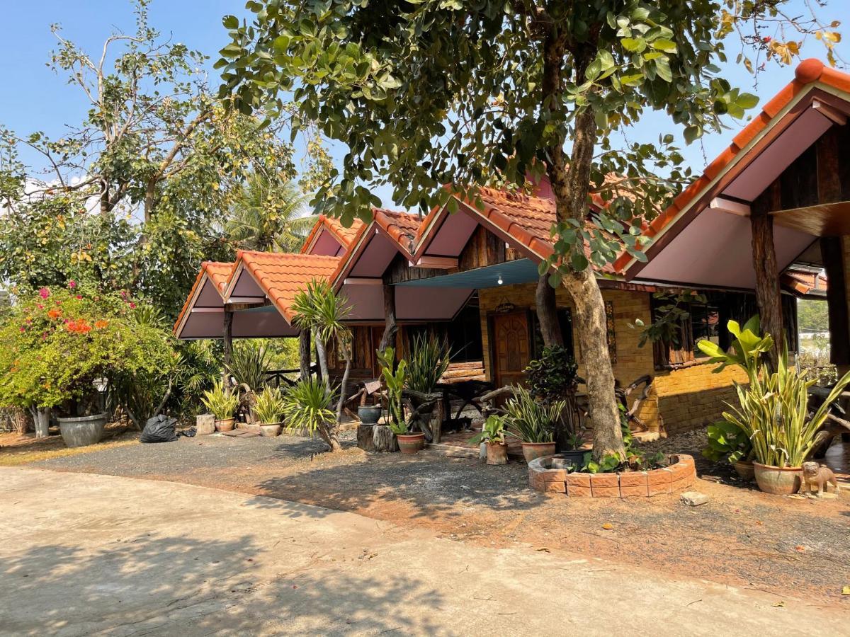 Busby Resort Ban Ta Phraya Exterior photo